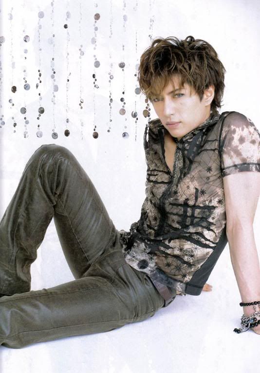 <img:http://i406.photobucket.com/albums/pp141/kittykitty4eva/Celebrities/Gacktwithbeededcurtain.jpg>