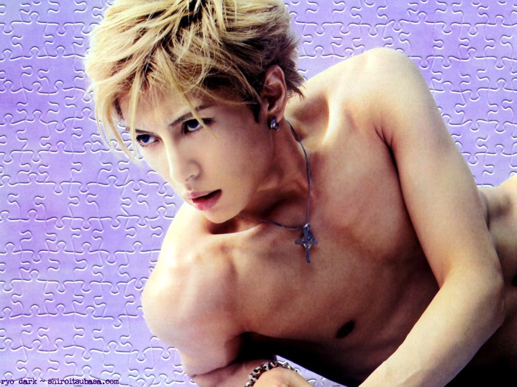 <img:http://i406.photobucket.com/albums/pp141/kittykitty4eva/Celebrities/gackt7.jpg>