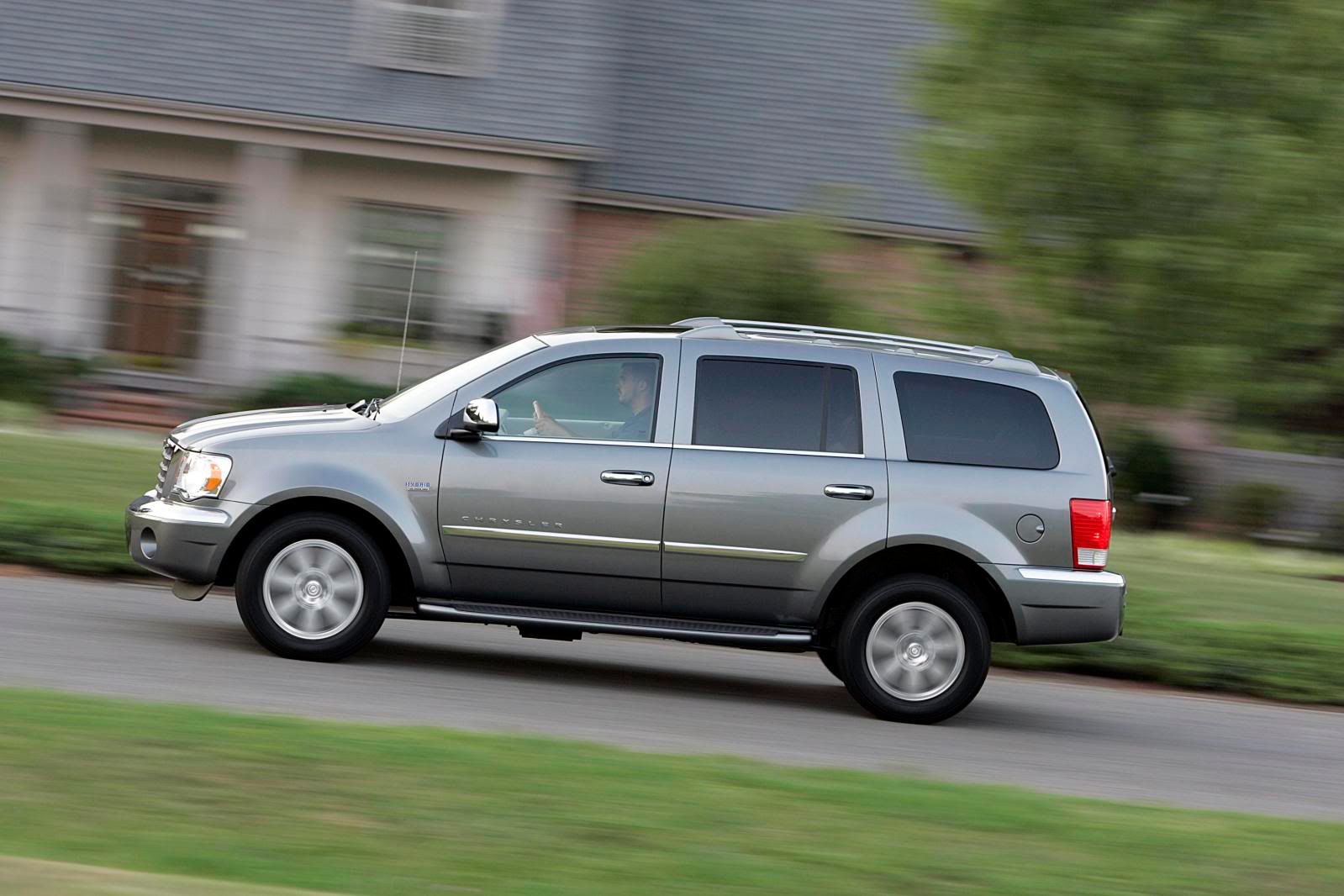 2009-chrysler-aspen-hybrid_01.jpg