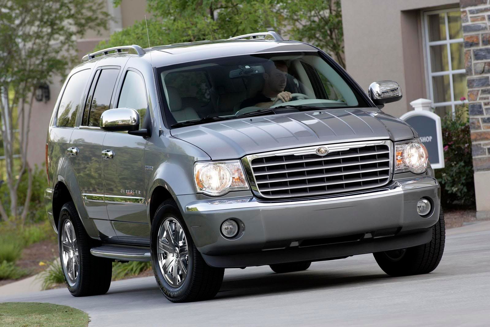 2009-chrysler-aspen-hybrid_02.jpg