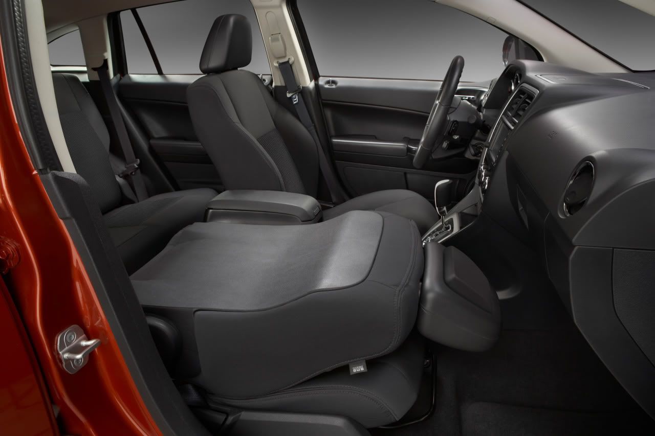 2010-dodge-caliber-08.jpg
