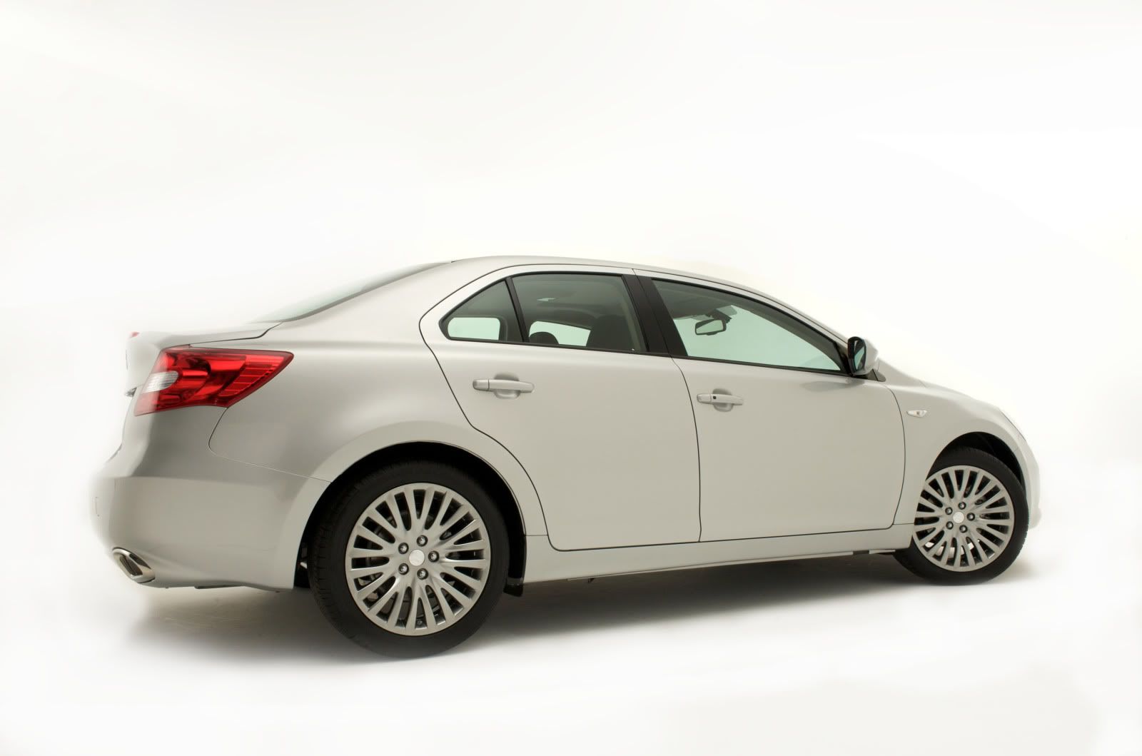 2010-suzuki-kizashi-sedan-04.jpg