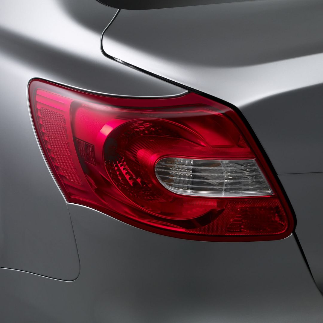 2010-suzuki-kizashi-sedan-15.jpg