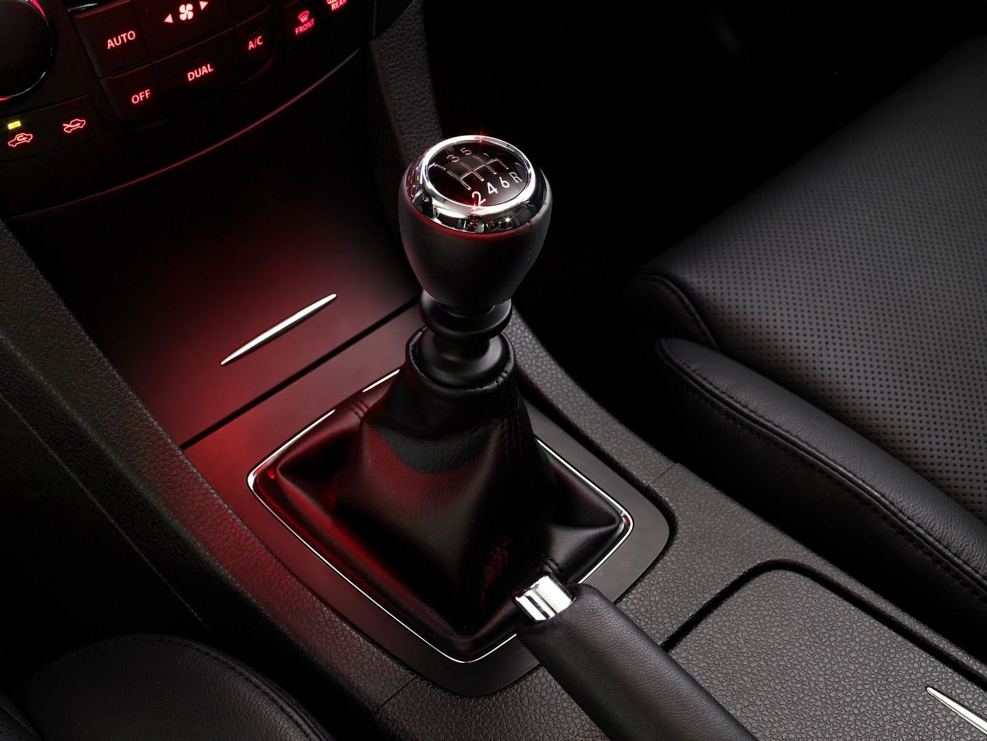 2010-suzuki-kizashi-sedan-21.jpg