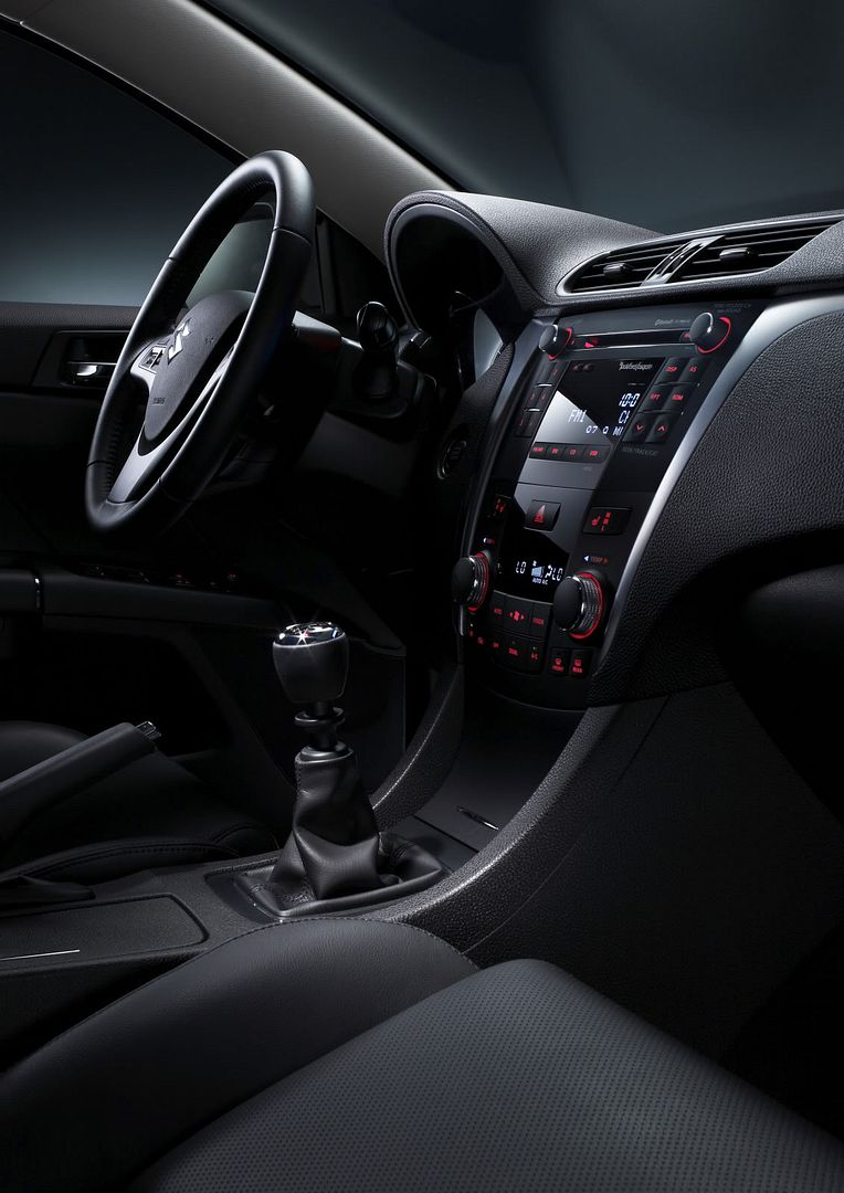 2010-suzuki-kizashi-sedan-24.jpg