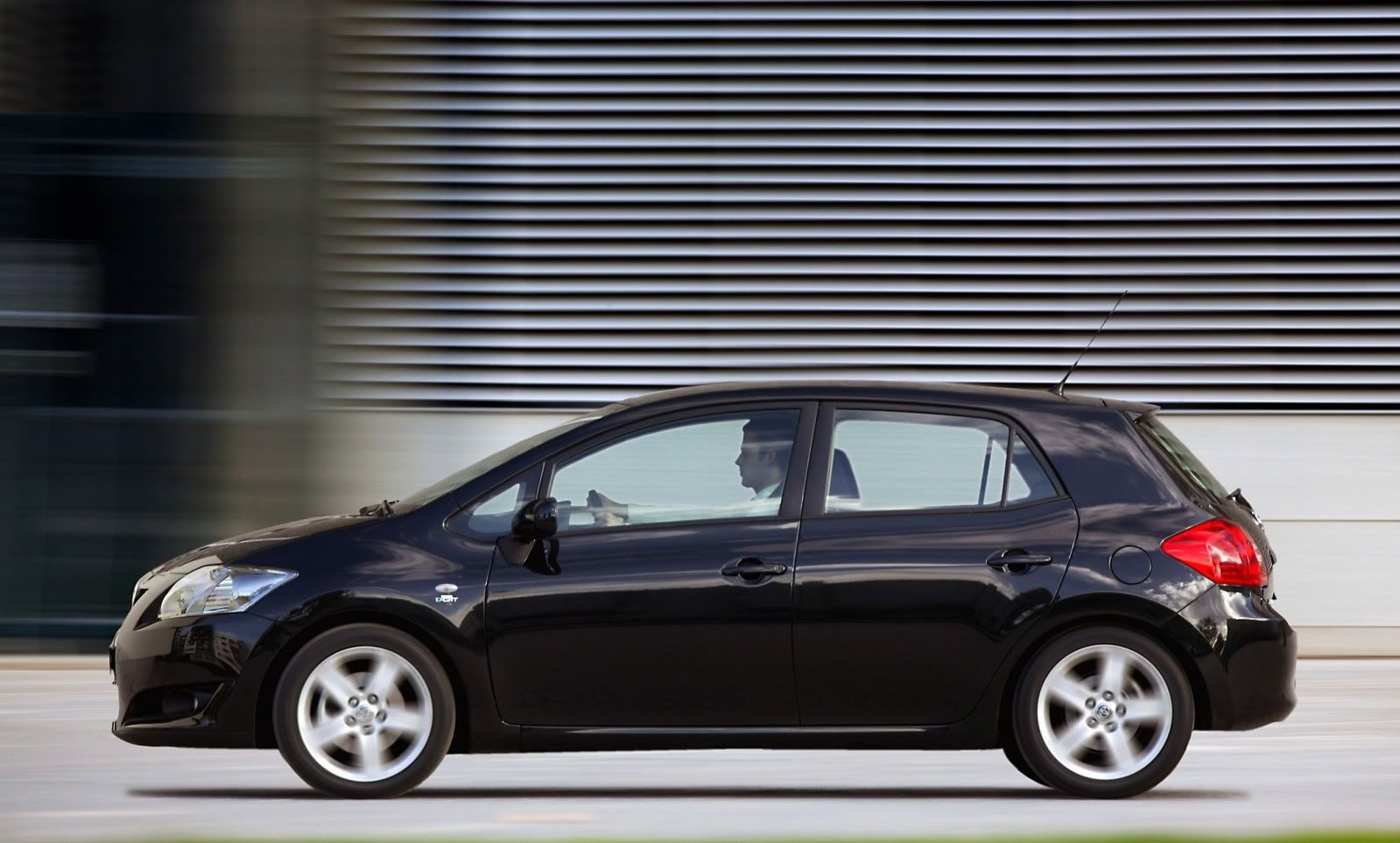 toyota-auris-10.jpg