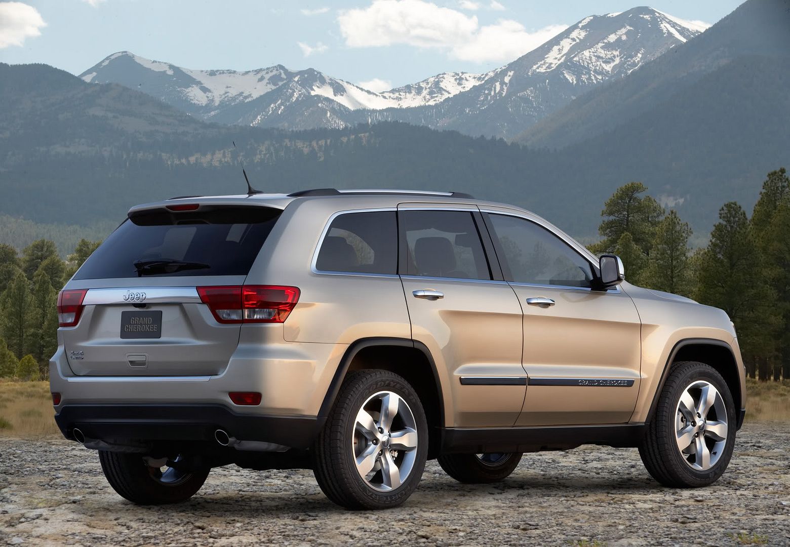 2011-jeep-grand-cherokee-limited-02.jpg