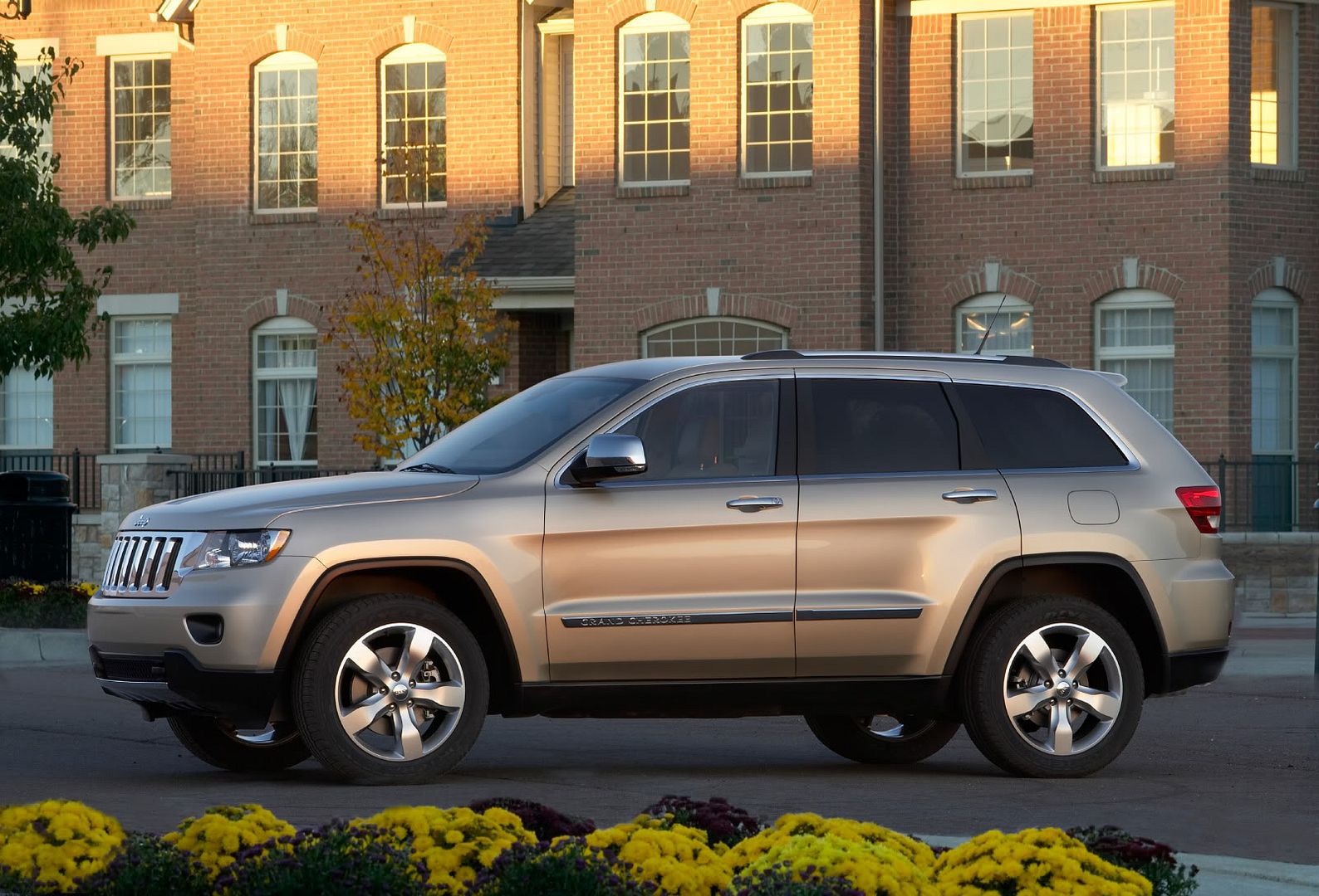 2011-jeep-grand-cherokee-limited-03.jpg