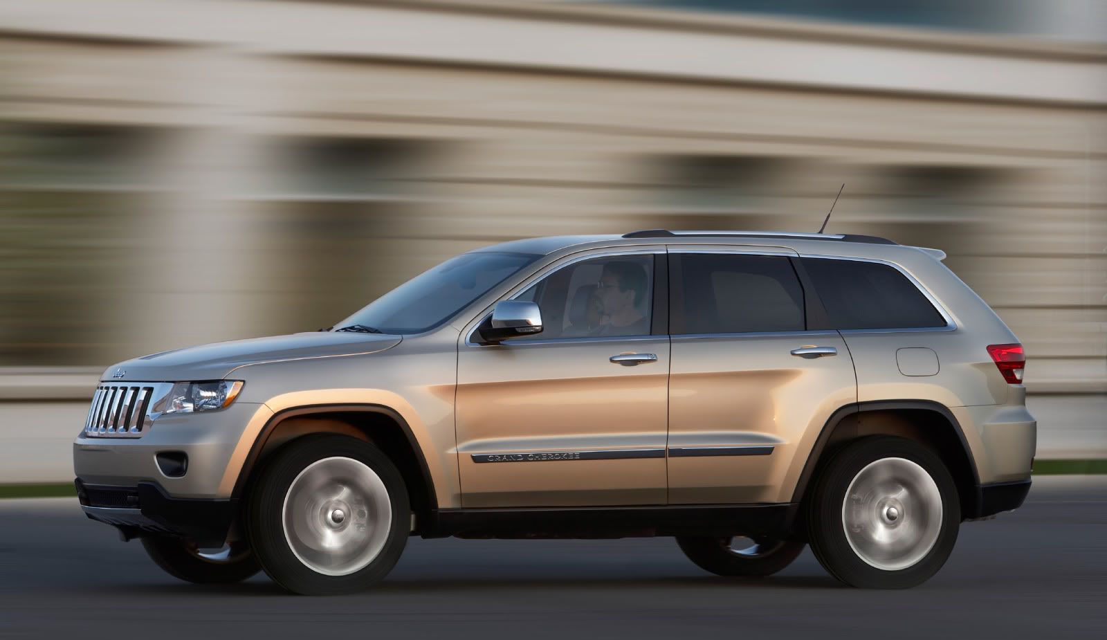 2011-jeep-grand-cherokee-limited-04.jpg