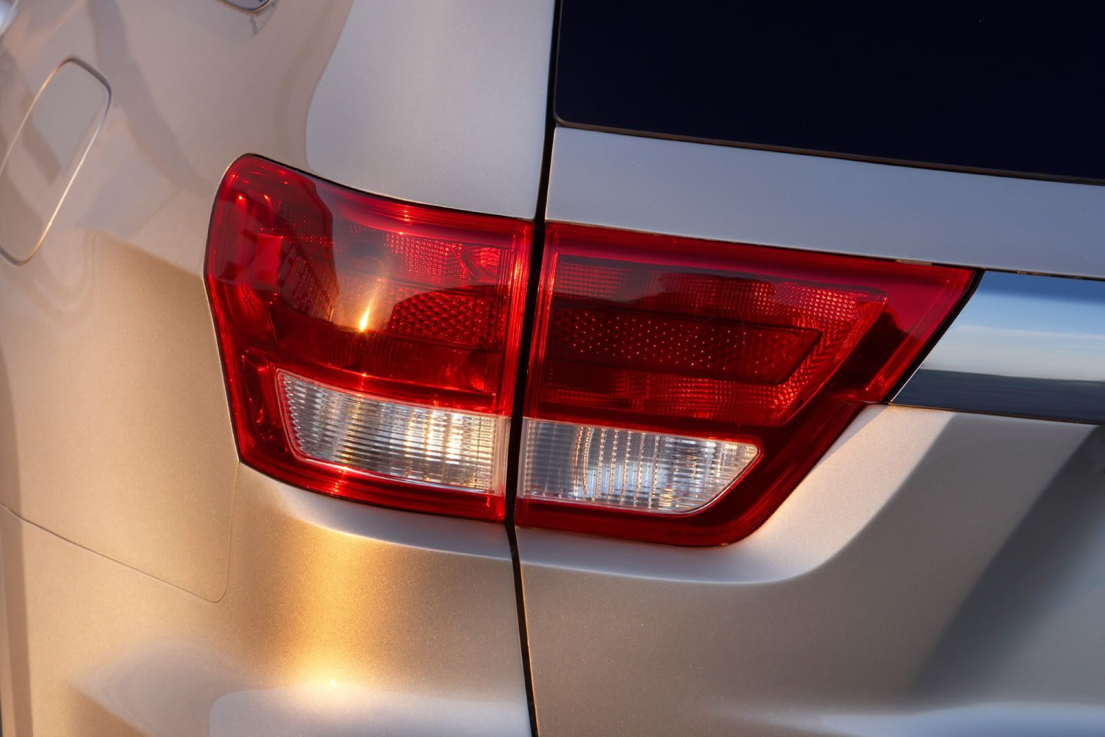 2011-jeep-grand-cherokee-limited-24.jpg