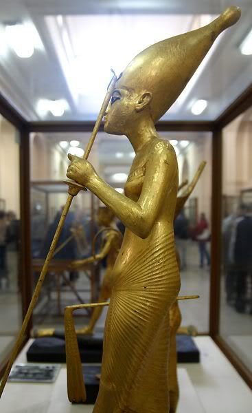 gildedstatueonleopardsideview.jpg