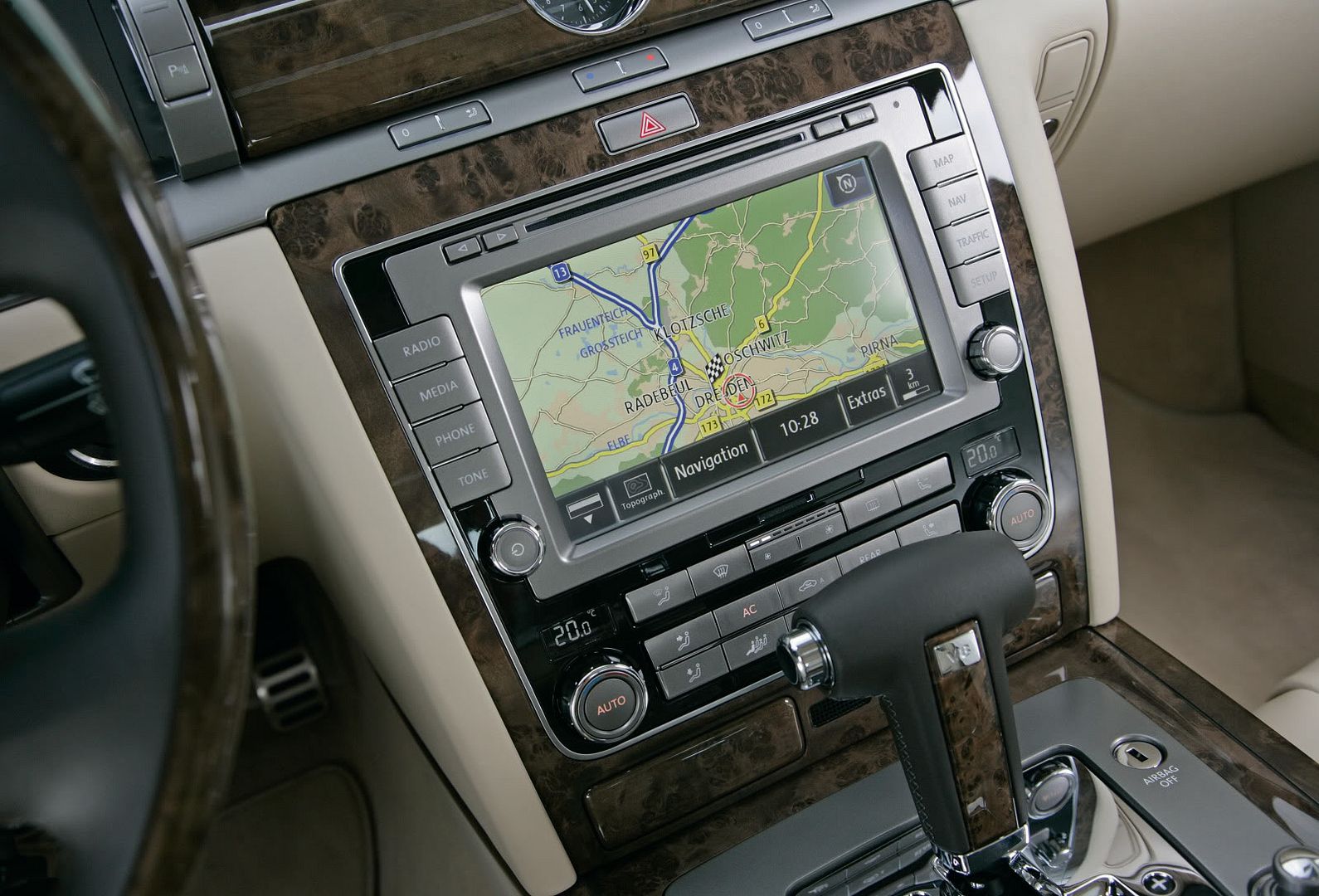 volkswagen-phaeton-2009-16.jpg
