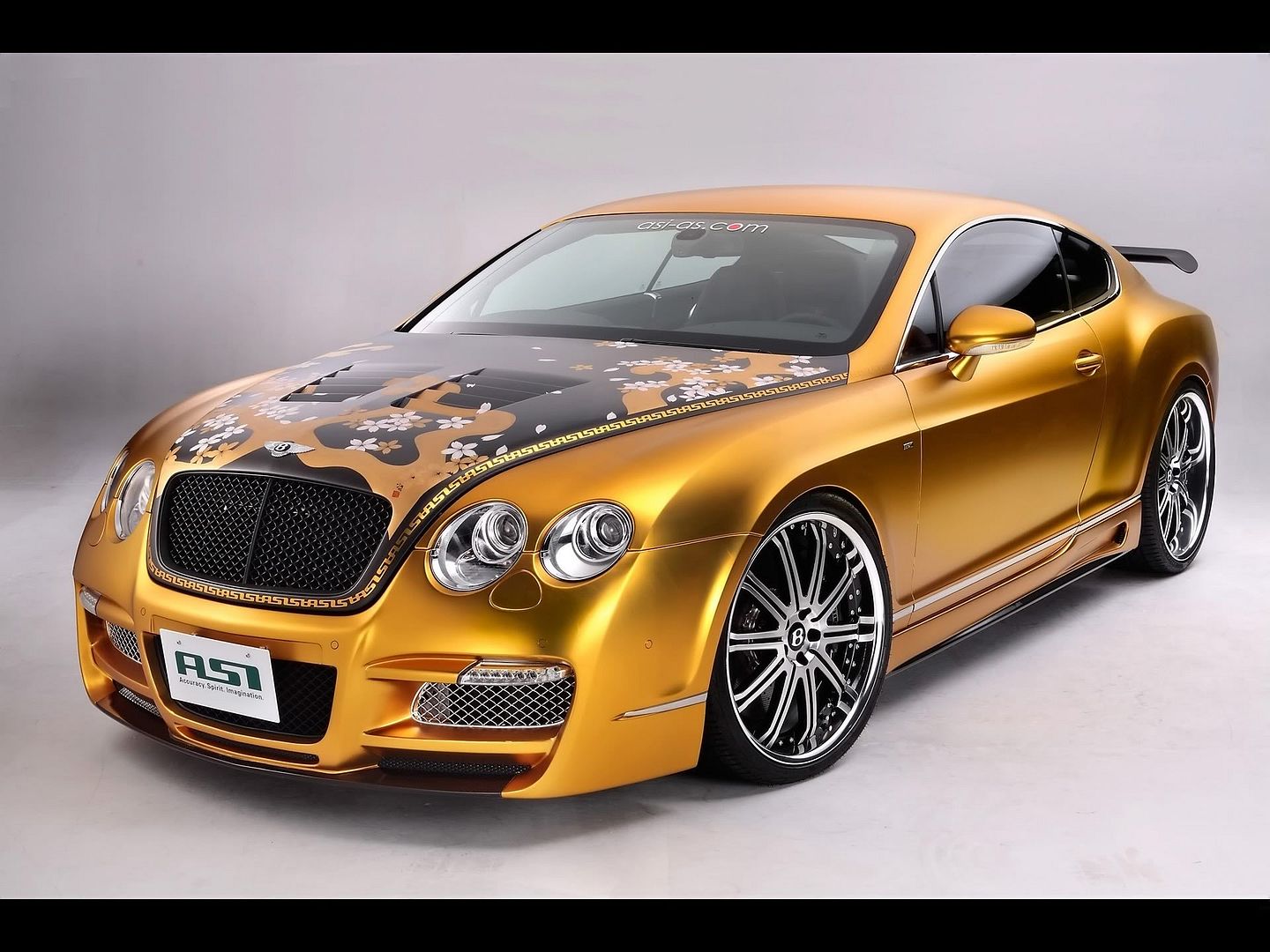 Golden_Bentley_1920x1440.jpg