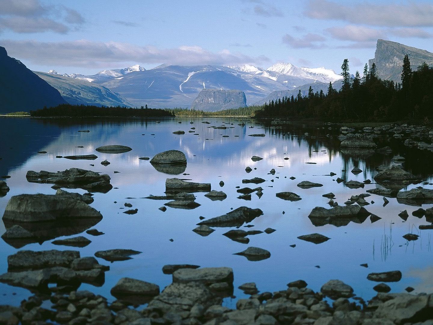 LaitaureLakeSarekNationalParkSweden.jpg