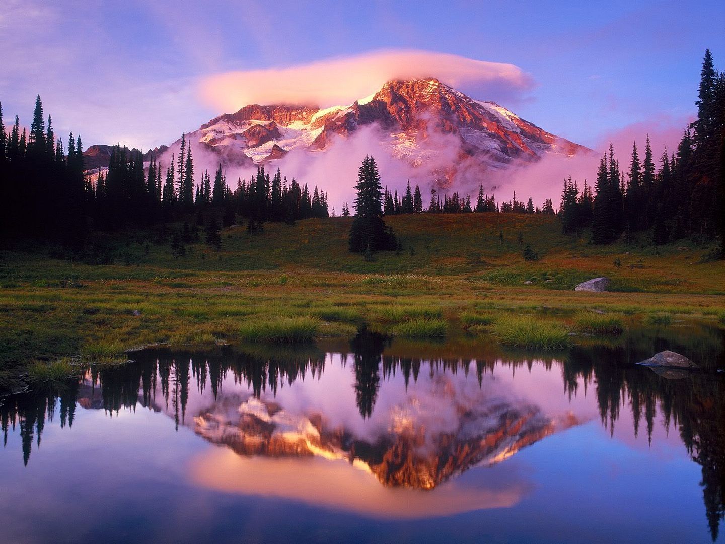 MountRainierandLenticularCloudRefle.jpg