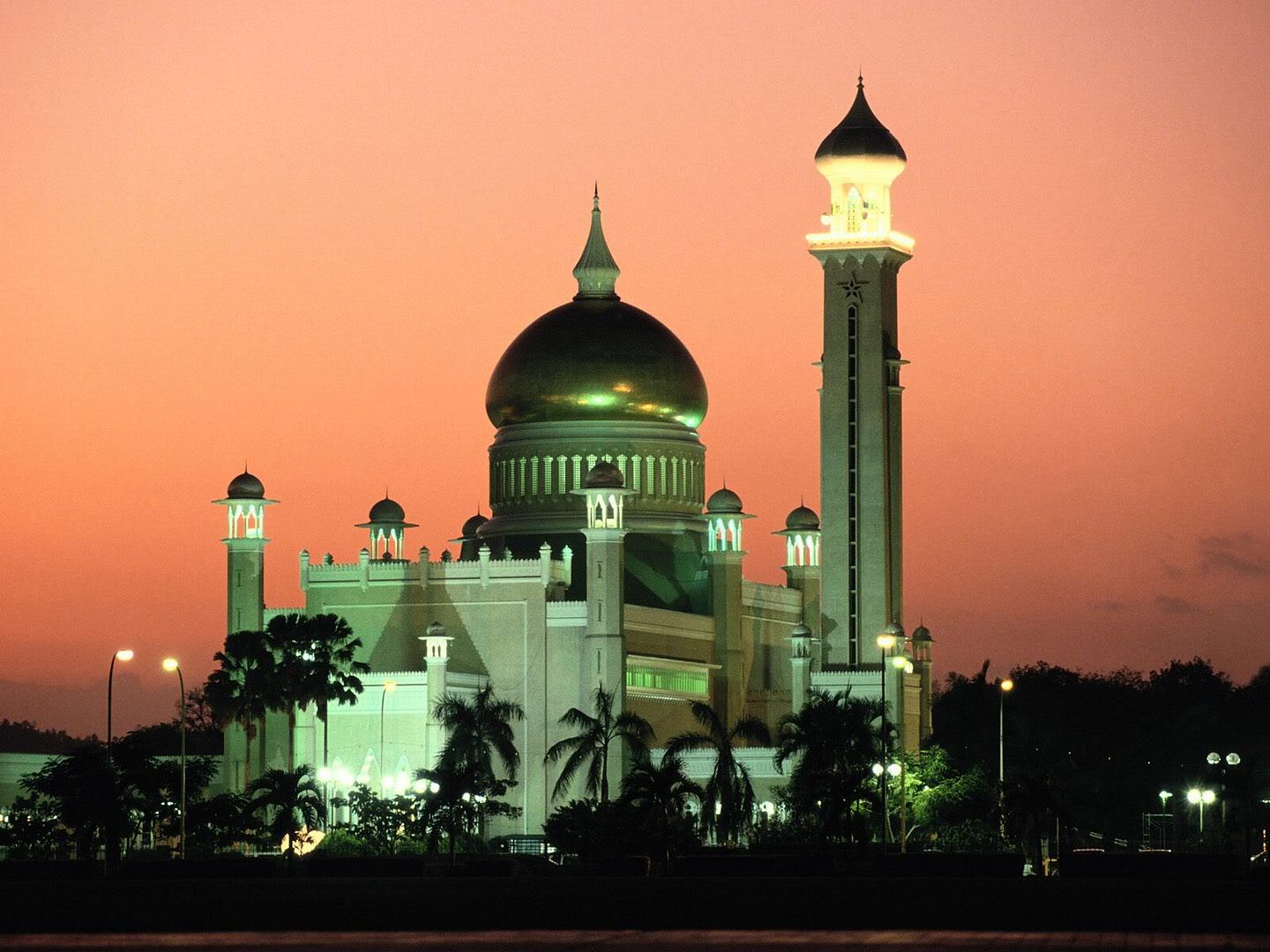 SultanOmarAliSaifuddinMosqueBrunei.jpg