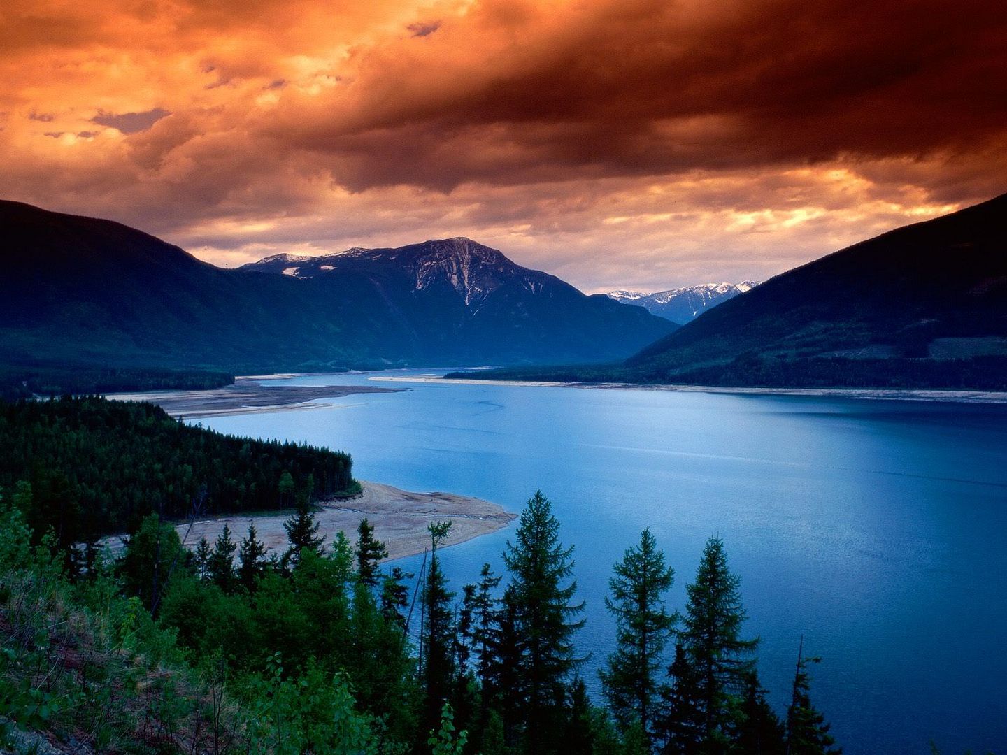 UpperArrowLakeBritishColumbiaCanada.jpg
