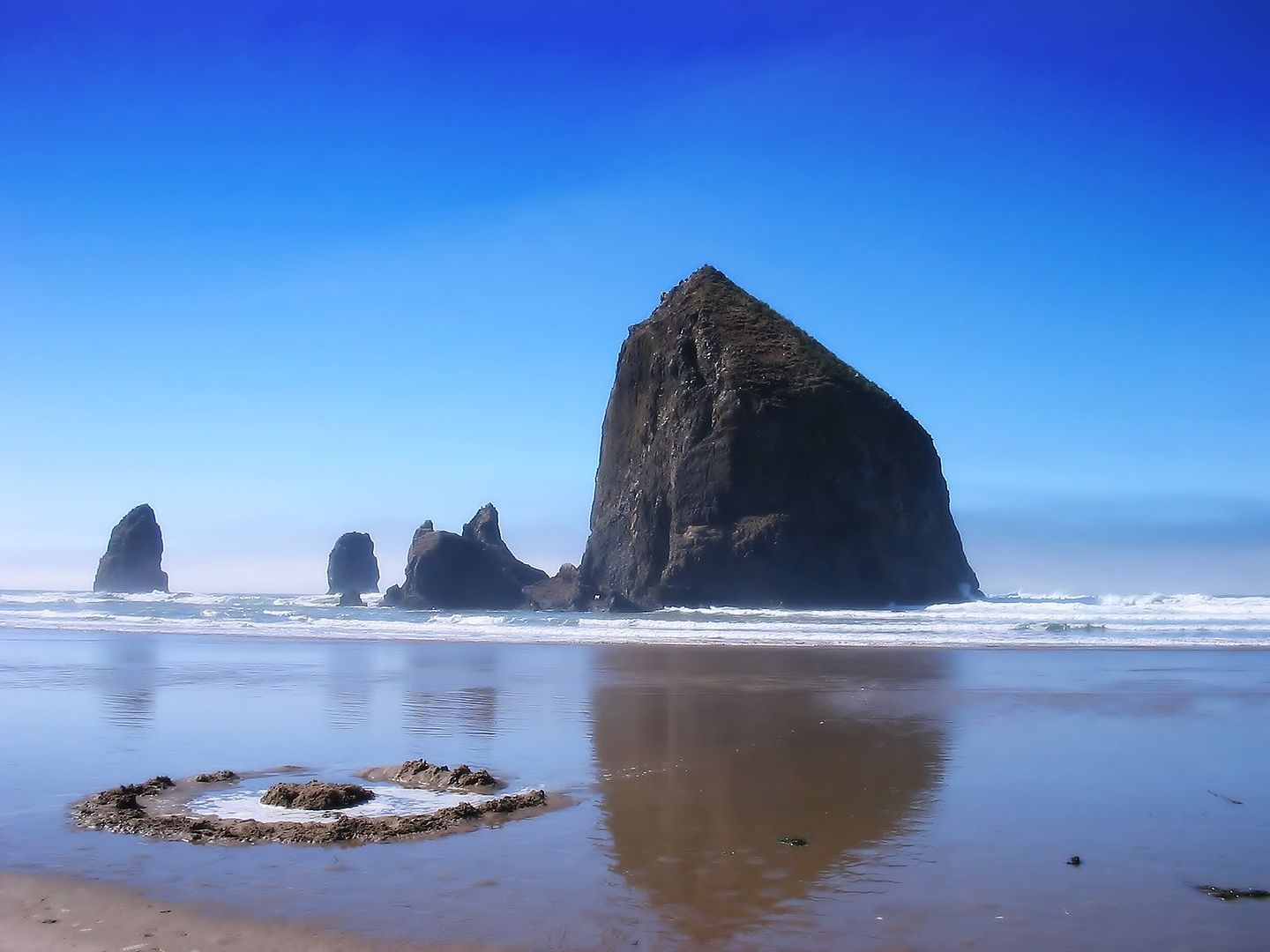 haystack-rock-wallpapers_10617_1600.jpg