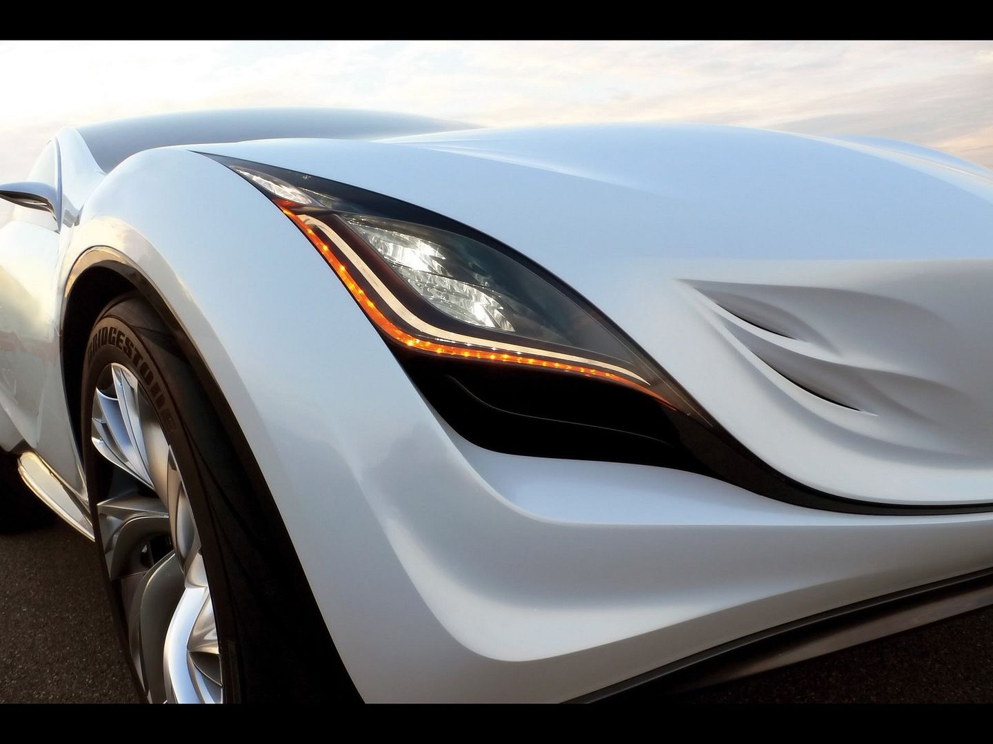 mazda_kazamai_headlight_1920x1440.jpg
